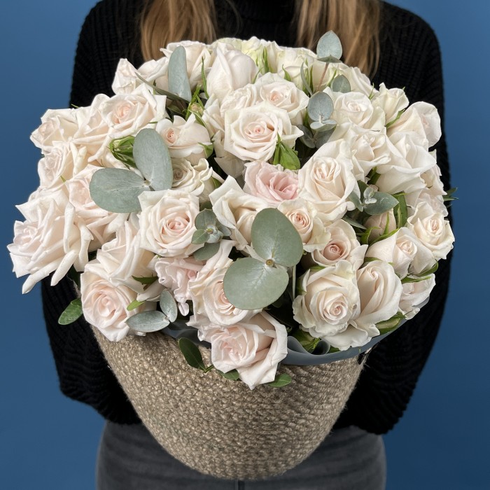 15 кустовых роз Роял Порцелина в кашпо